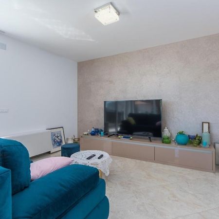 Modern Apartments With Shared Pool Near The Sea Pula Exterior foto
