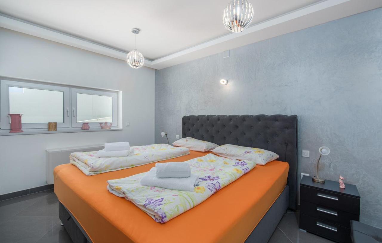 Modern Apartments With Shared Pool Near The Sea Pula Exterior foto